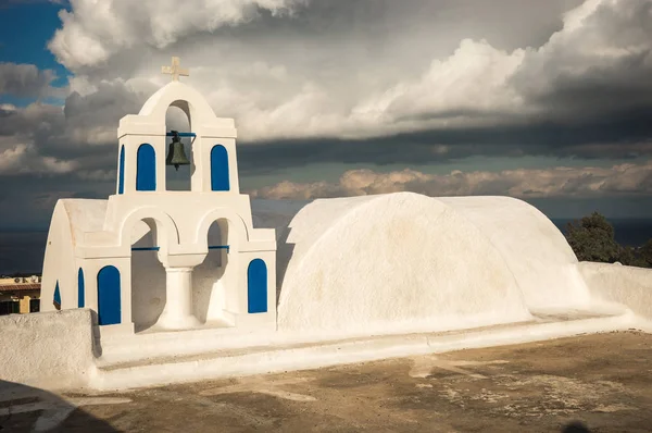 イア、サントリーニ島、ギリシャの白と青の教会 — ストック写真