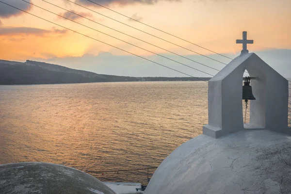 Bílý kostel v Oia Santorini, Řecko — Stock fotografie
