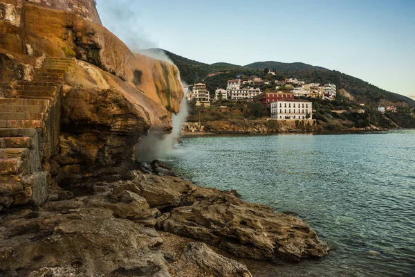 Malebným termální vodopády na pláži v Loutro Edipsu, Evia, Gr — Stock fotografie