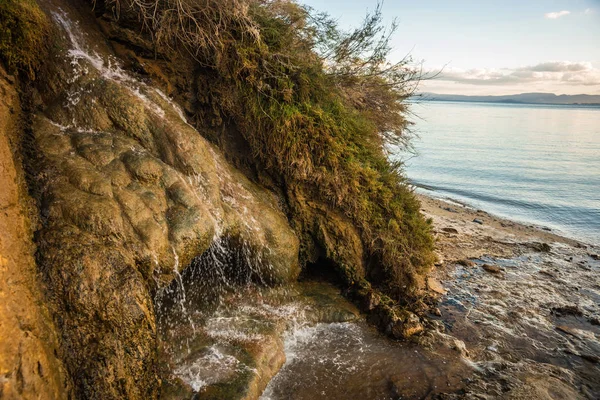 风景秀丽的热瀑布，Loutro Edipsou，埃维亚，Gr 在海滩上 — 图库照片