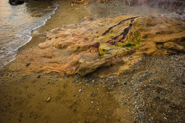 Cascate termali panoramiche sulla spiaggia di Loutro Edipsou, Evia, Gr — Foto Stock