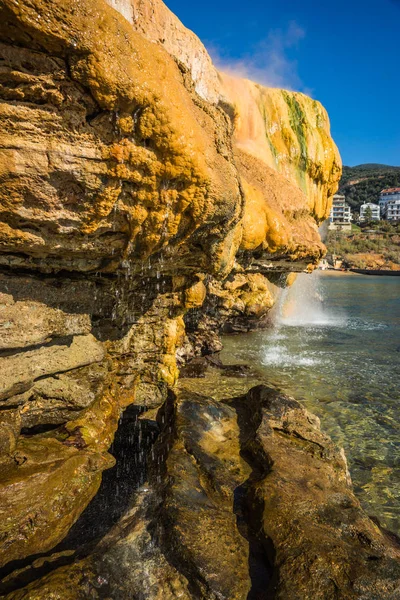 Vackra termisk vattenfall på stranden i Loutro Edipsou, Evia, Gr — Stockfoto