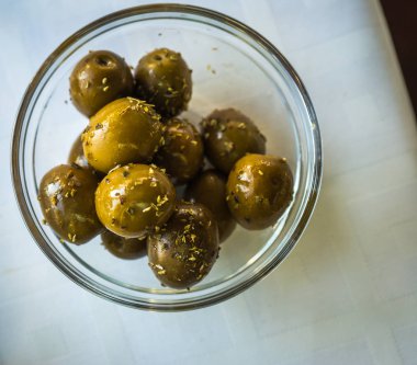 Cam kase içinde baharatlar ile yeşil zeytin