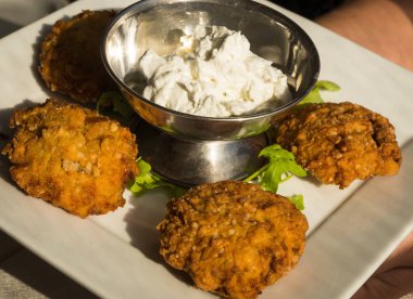 Sebze kroket ve salatalık ve sarımsak ile Yunan yoğurt