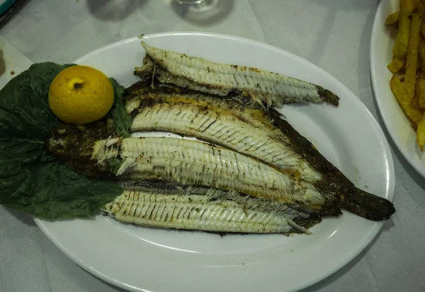 Natureza morta com peixe, verduras e ervas — Fotografia de Stock