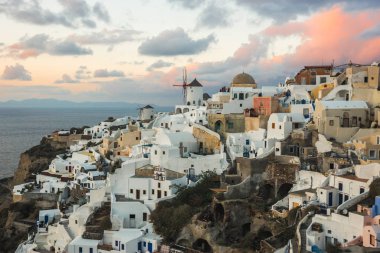 Gün batımında, Oia, Santorini, Greec bir tepenin yamacında beyaz şehir