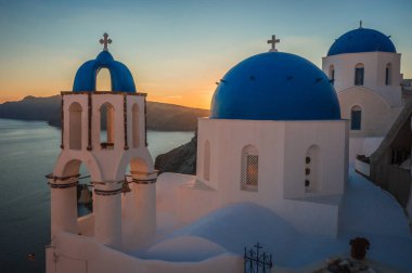 Oia, Santorini, Yunanistan beyaz kilisede mavi kubbe