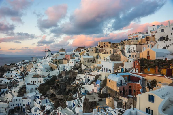 Ville blanche sur une pente d'une colline au coucher du soleil, Oia, Santorin, Greec — Photo