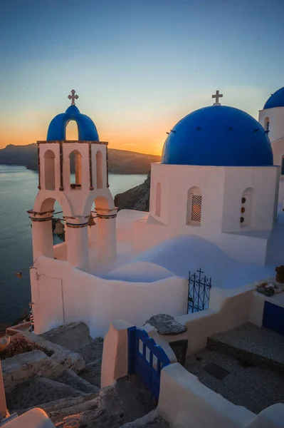 Cúpula azul da igreja branca em Oia, Santorini, Grécia — Fotografia de Stock