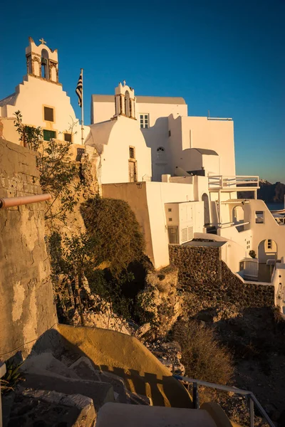 Ville blanche sur la pente de la colline au coucher du soleil, Oia, Santorin — Photo