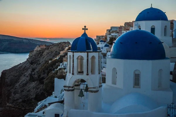 蓝色圆顶的白色的教堂，圣托里尼岛，希腊伊亚 — 图库照片