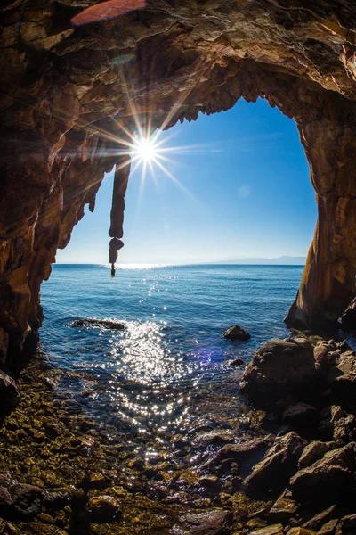 Formaciones rocosas en la playa de Loutra Edipsou, Evia, Grecia — Foto de Stock