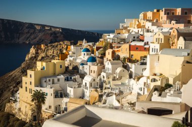 Gün batımında, Oia, Santorini tepenin yamacında beyaz şehir