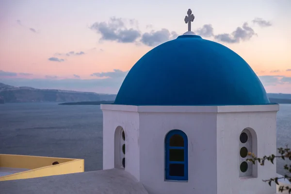 Cúpula azul da igreja branca em Oia, Santorini, Grécia — Fotografia de Stock