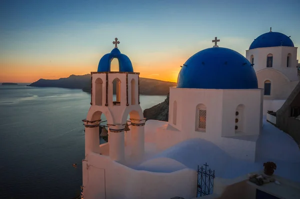 Modré kopule bílých církve v Oia Santorini, Řecko — Stock fotografie