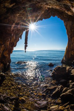 Kaya oluşumları sahilde Loutra Edipsou, EVIA, Yunanistan
