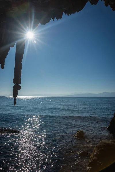 Formasi batu di pantai Loutra Edipsou, Evia, Yunani — Stok Foto