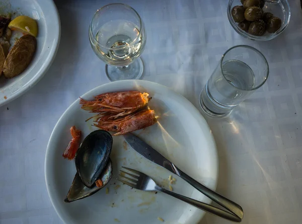 Пустые тарелки с остатками еды после обеда — стоковое фото