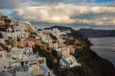 Gün batımında, Oia, Santorini, Greec bir tepenin yamacında beyaz şehir