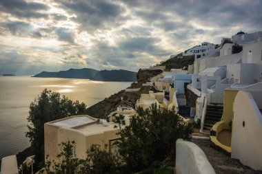 Oia, Santorini, Yunanistan bir tepenin yamacında beyaz şehir
