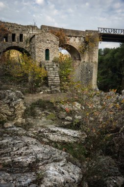 Yeni köprü ve Karytaina, Pelo küçük bir şapel ile eski köprü