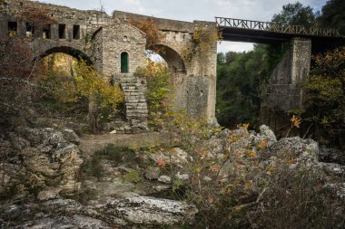 Yeni köprü ve Karytaina, Pelo küçük bir şapel ile eski köprü