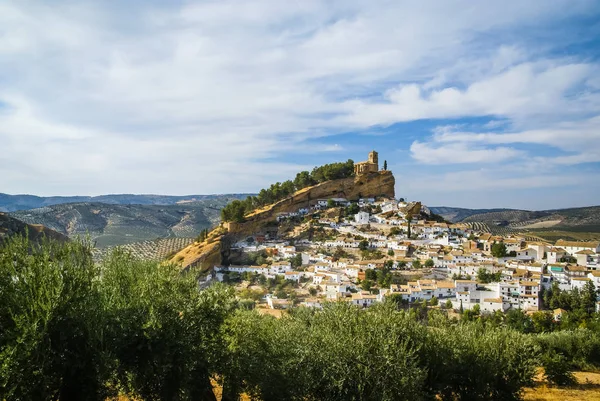 Castle Hill Montefrio, İspanya ile güzel cityscape — Stok fotoğraf