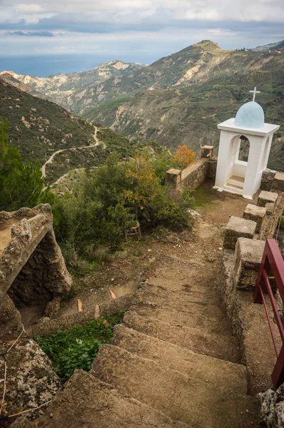 Pequeña iglesia al lado de la carretera en el Peloponeso en Grecia — Foto de Stock