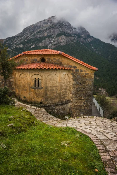 Piccola chiesa a lato della strada sul Peloponneso in Grecia — Foto Stock