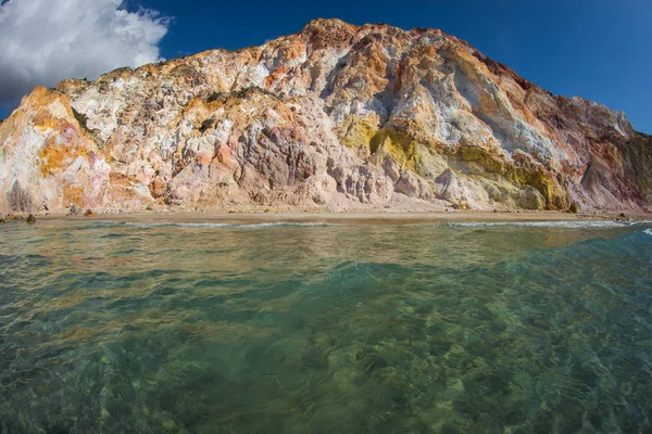 Natuurlijke kleuren van Firiplaka beach, Milos, Griekenland — Stockfoto