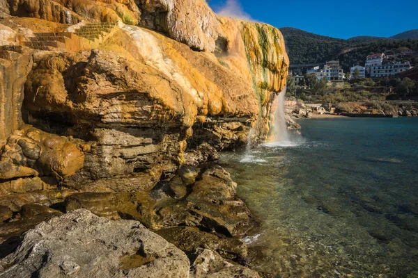 Malebným termální vodopády na pláži v Loutro Edipsu, Evia, Gr — Stock fotografie