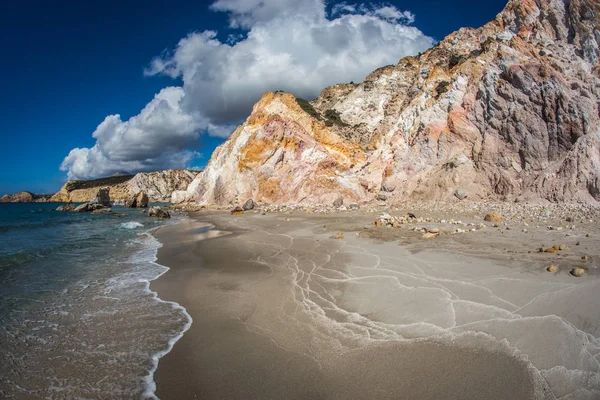 Natuurlijke kleuren van Firiplaka beach, Milos, Griekenland — Stockfoto