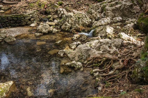 Живописный пейзаж с рекой у семи источников на Родосе — стоковое фото
