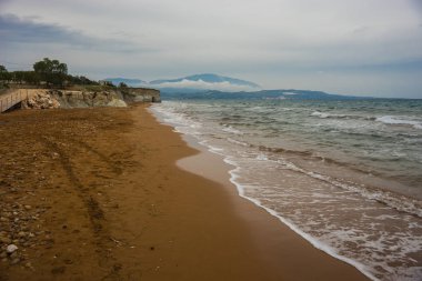 Çarpıcı kırmızı kum ve beyaz kayalar ve kitap Beach Kefalonia, Gr