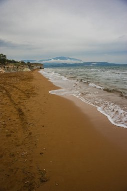Çarpıcı kırmızı kum ve beyaz kayalar ve kitap Beach Kefalonia, Gr