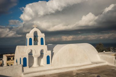 Beyaz ve mavi kilisede Oia, Santorini, Yunanistan