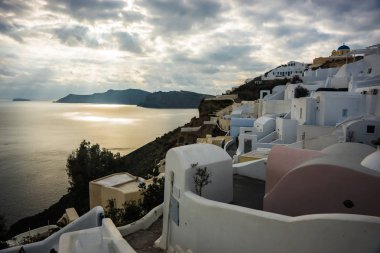 Oia, Santorini, Yunanistan bir tepenin yamacında beyaz şehir