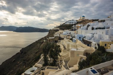 Oia, Santorini, Yunanistan bir tepenin yamacında beyaz şehir