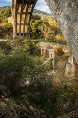 Yeni köprü ve Karytaina, Pelo küçük bir şapel ile eski köprü