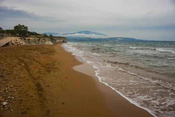 Impresionante arena roja y rocas blancas en la playa de Ksi en Cefalonia, Gr — Foto de Stock