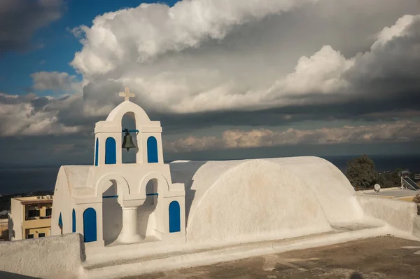 Iglesia blanca y azul en Oia, Santorini, Grecia — Foto de Stock