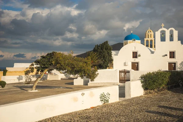 โบสถ์สีขาวและสีฟ้าใน Oia, Santorini, กรีก — ภาพถ่ายสต็อก