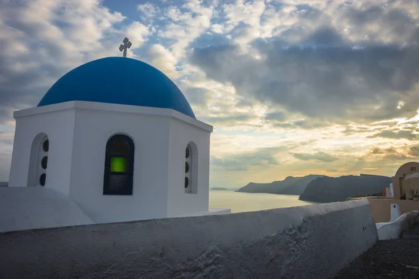 Bílý a modrý kostel v Oia Santorini, Řecko — Stock fotografie