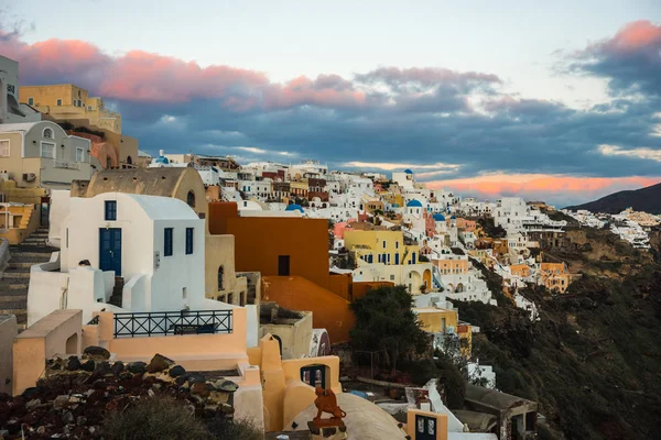 White city on a slope of a hill at sunset, Oia, Santorini, Greec — Stock Photo, Image