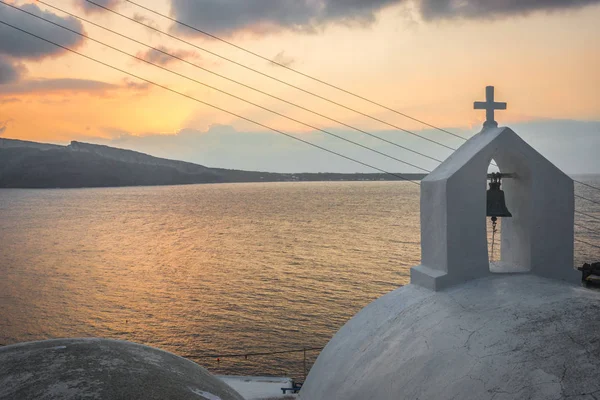 イア、サントリーニ島、ギリシャの白い教会 — ストック写真