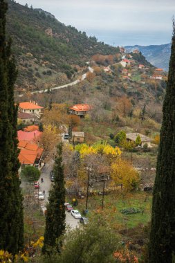 KALAVRITA, Yunanistan yakınındaki dağlarda küçük köy doğal görünümüne