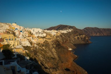 Gün batımında, Oia, Santorini tepenin yamacında beyaz şehir