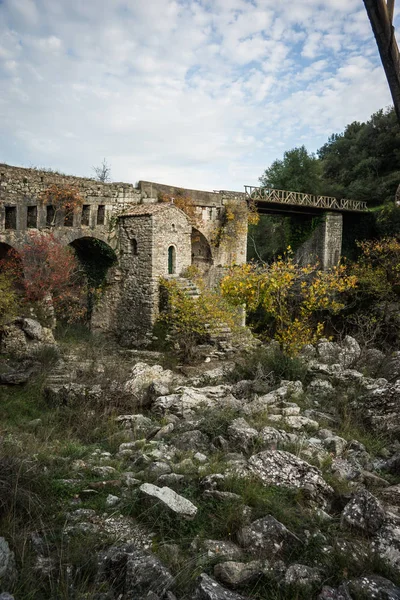 Puente nuevo y puente viejo con una pequeña capilla en Karytaina, Pelo — Foto de Stock