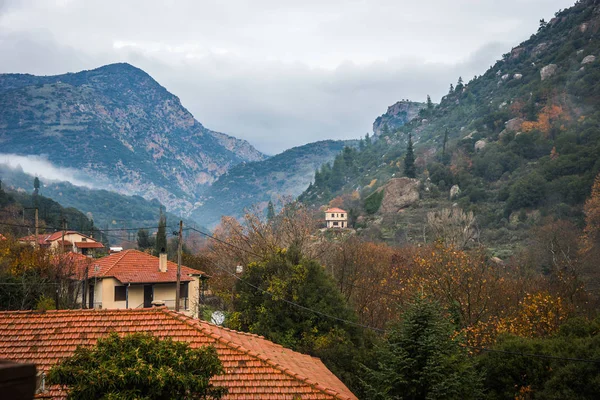 Foggy autumn landscape with houses and mountains  in Vouraikos g — Stock Photo, Image