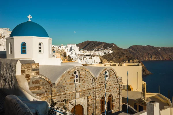 Modré kopule bílých církve v Oia Santorini, Řecko — Stock fotografie